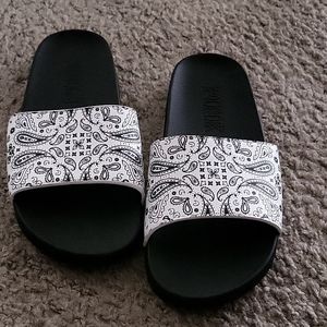 Nwot..PINK  paisley black white slides